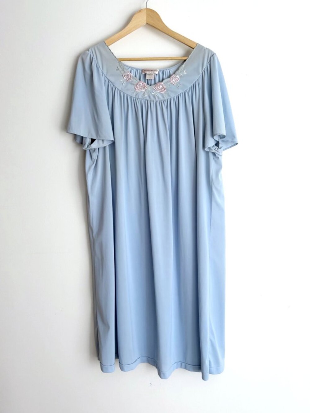 Vintage 1990s Shadowline Soft Girl Rose Embroidered Flutter Sleeve Nightgown 3X